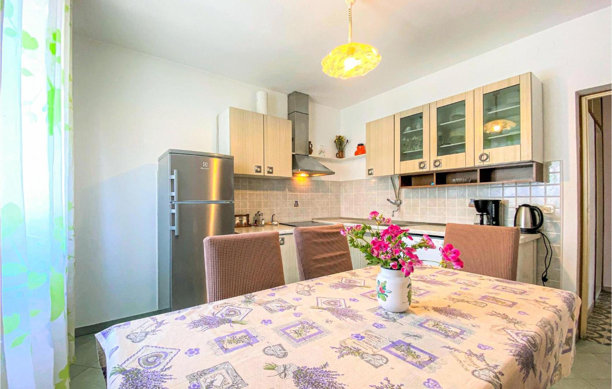 1 Bedroom Nice Apartment In Kastel Sucurac Каштела Экстерьер фото