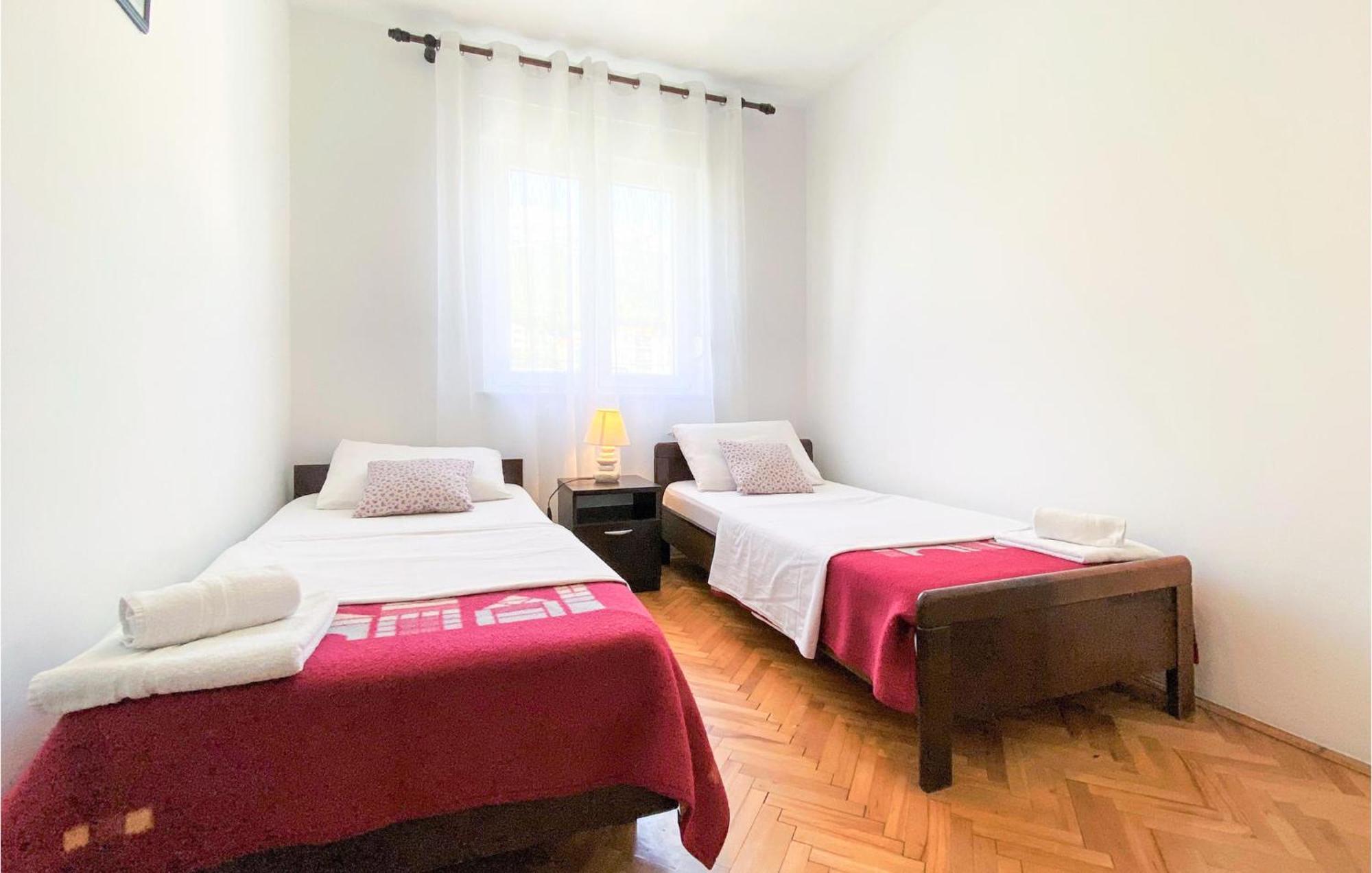 1 Bedroom Nice Apartment In Kastel Sucurac Каштела Экстерьер фото